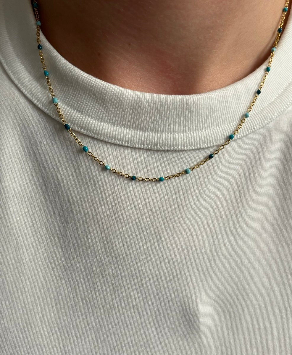 Trendy Ketting Colours van Stainless Steel met subtiele kleurenaccenten, verkrijgbaar in blauw en roze – combineer met bijpassende Colours armbanden voor een trendy look