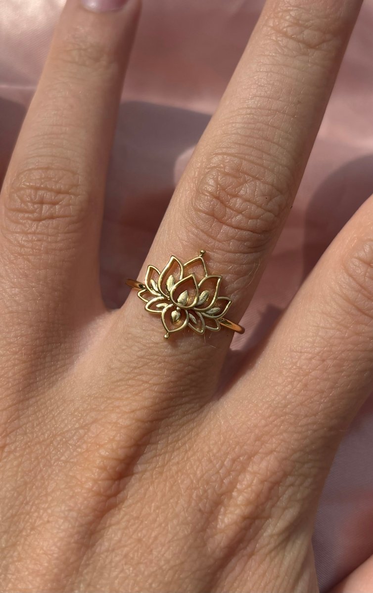Bestselling Ring Lotus Gold van stainless steel – trendy ring met lotus symbool, staat voor eeuwigheid en stijlvol design