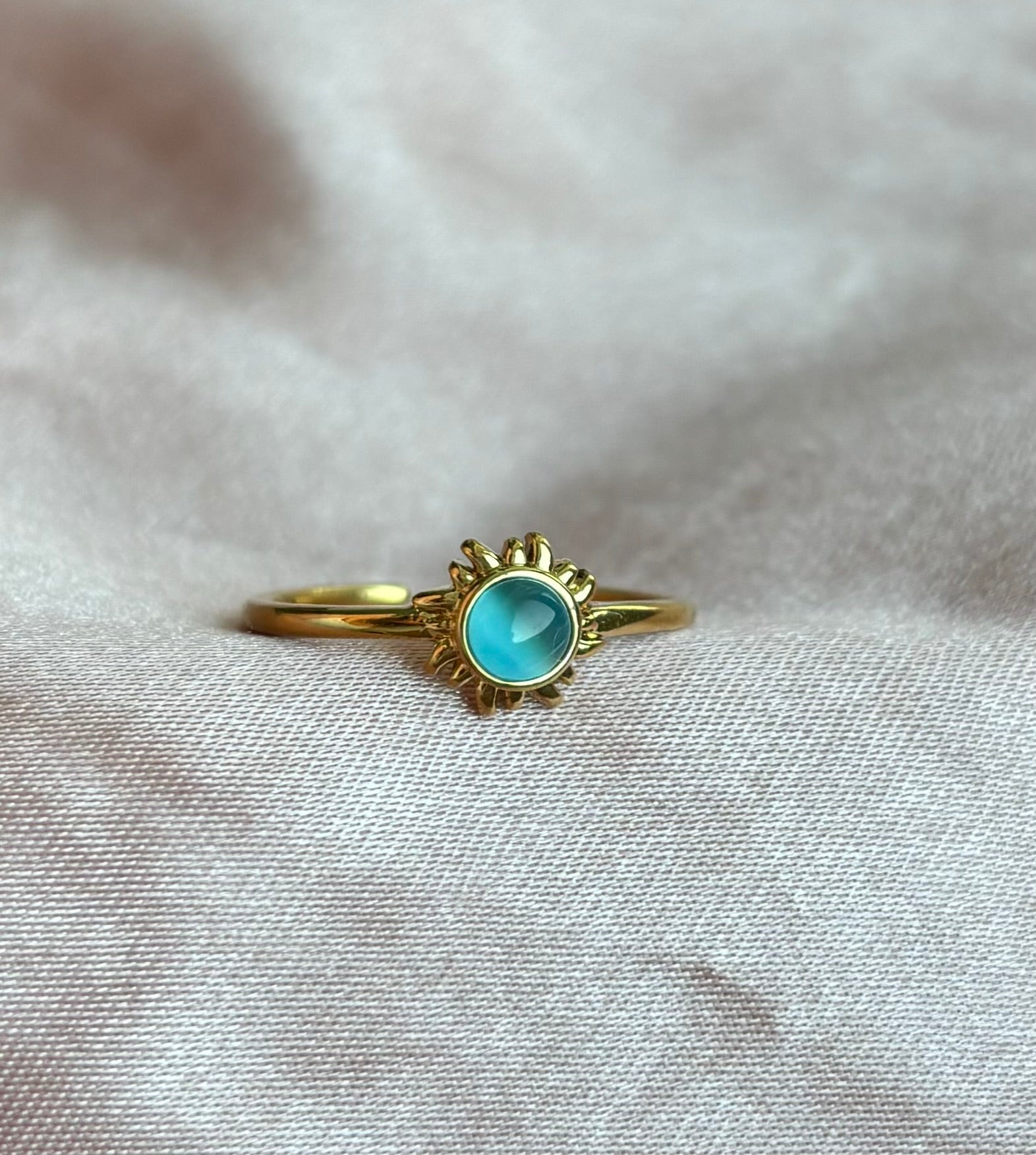 Ring Sun van stainless steel – Goudkleurige ring met blauw steentje, verstelbaar en verkleurt niet, ook verkrijgbaar in Zilverkleur
