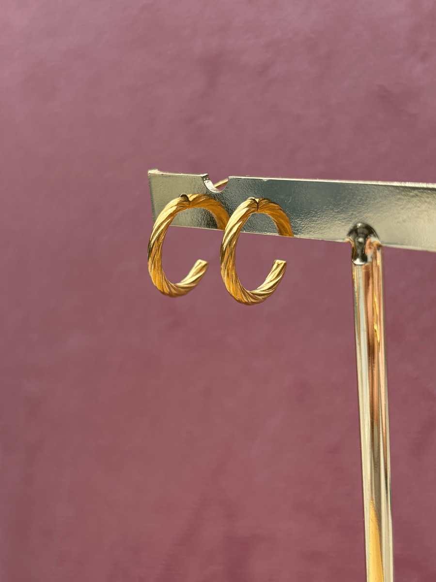 Trendy Oorbel Twist Small van stainless steel – subtiele en stijlvolle oorbel, perfect voor een elegante look bij elke outfit