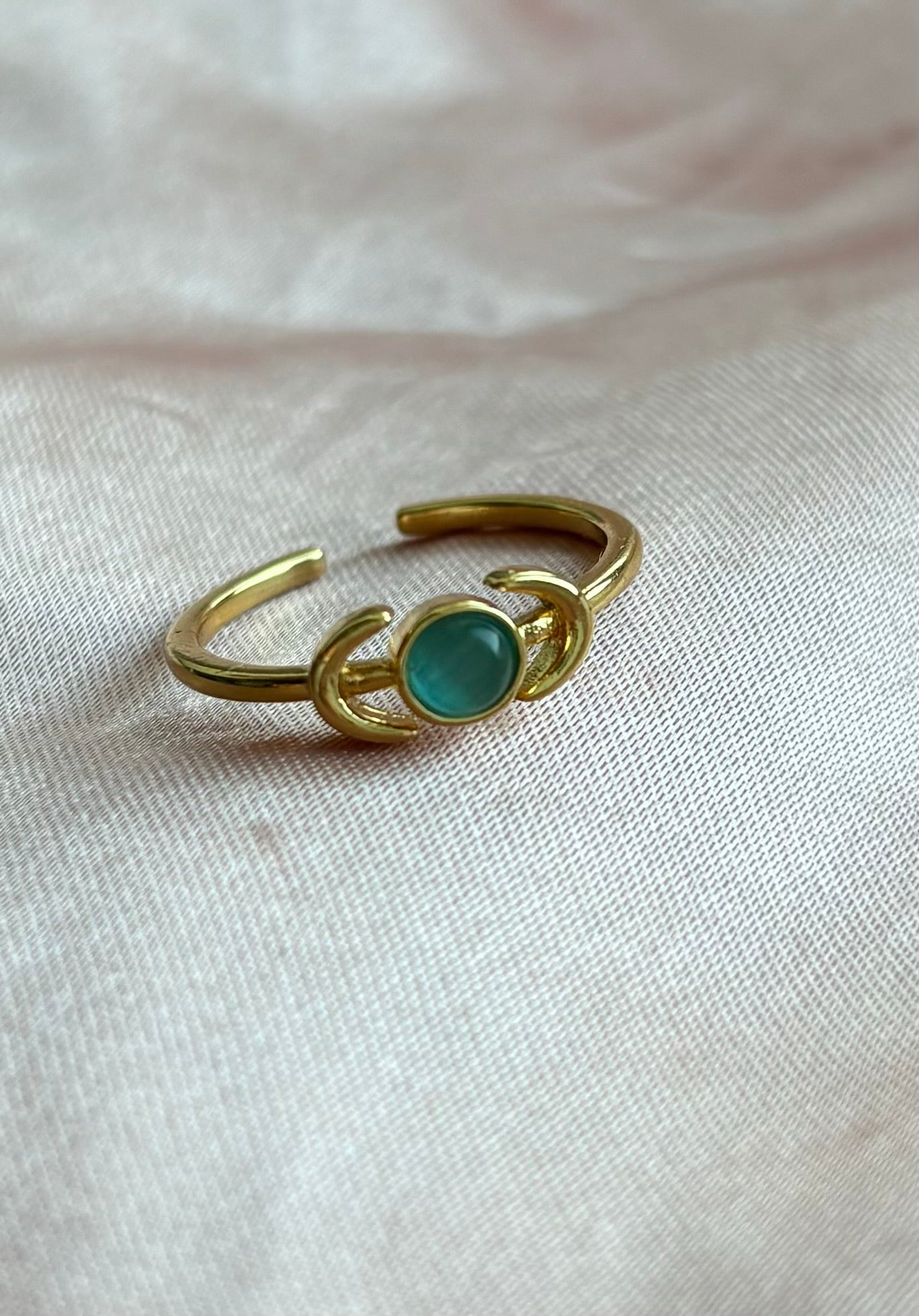 Ring Sun & Moon van stainless steel – Goudkleurige ring met blauw steentje, verstelbaar en verkleurt niet, ook verkrijgbaar in Zilverkleur