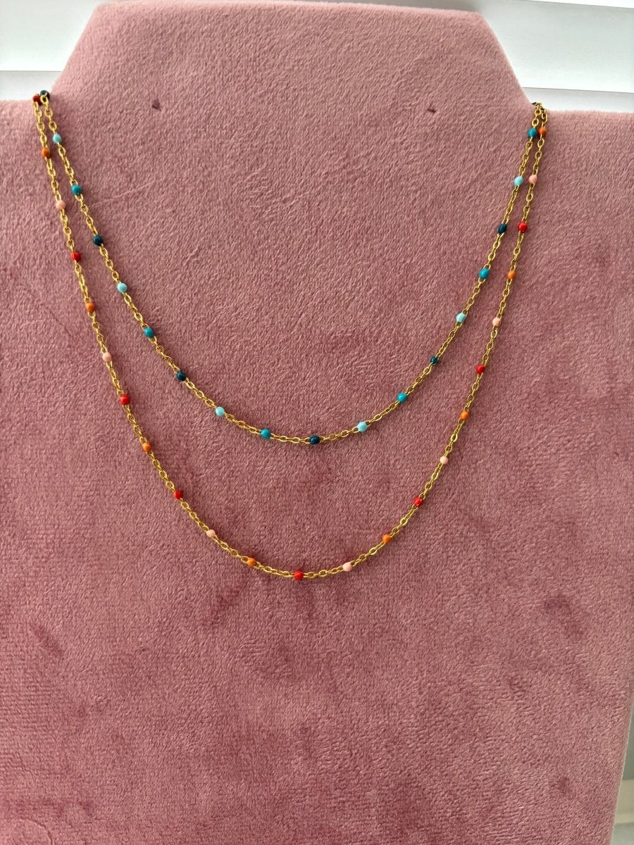 Trendy  Ketting Colours van Stainless Steel met subtiele kleurenaccenten, verkrijgbaar in blauw en roze – combineer met bijpassende Colours armbanden voor een trendy look