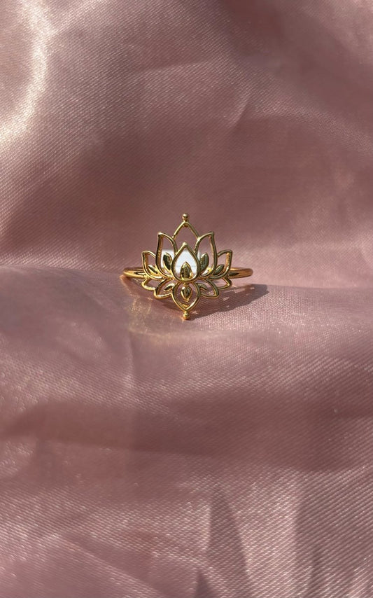 Bestselling Ring Lotus Gold van stainless steel – trendy ring met lotus symbool, staat voor eeuwigheid en stijlvol design