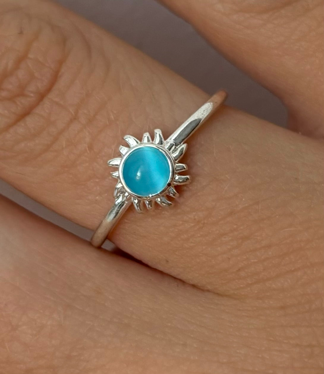 Ring Sun van stainless steel – zilverkleurige ring met blauw steentje, verstelbaar en verkleurt niet, ook verkrijgbaar in goudkleur