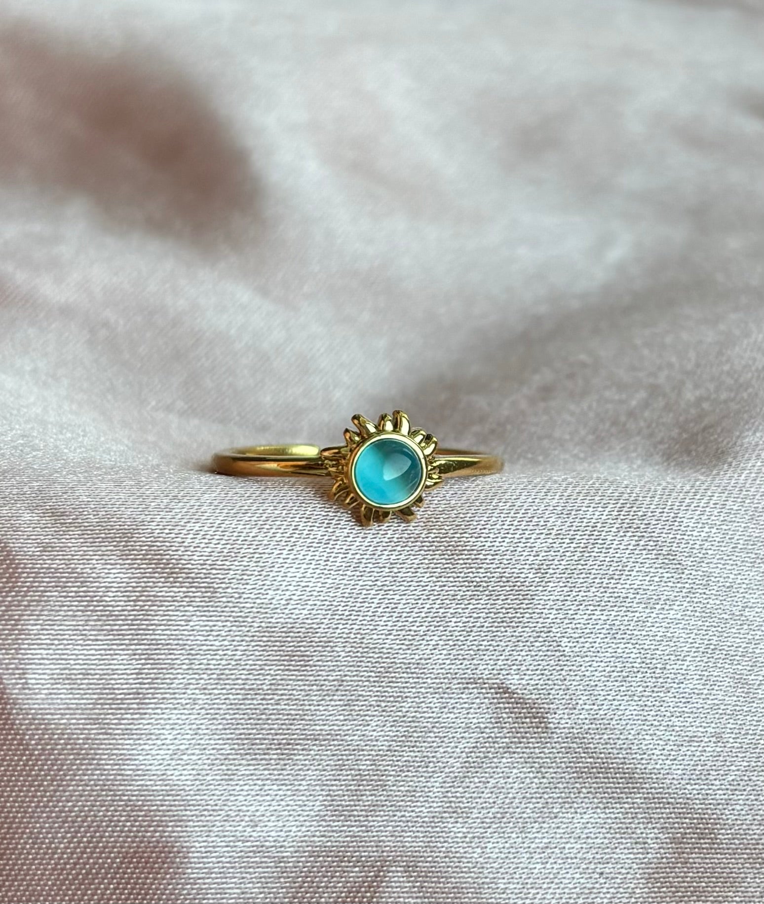 Ring Sun van stainless steel – Goudkleurige ring met blauw steentje, verstelbaar en verkleurt niet, ook verkrijgbaar in Zilverkleur