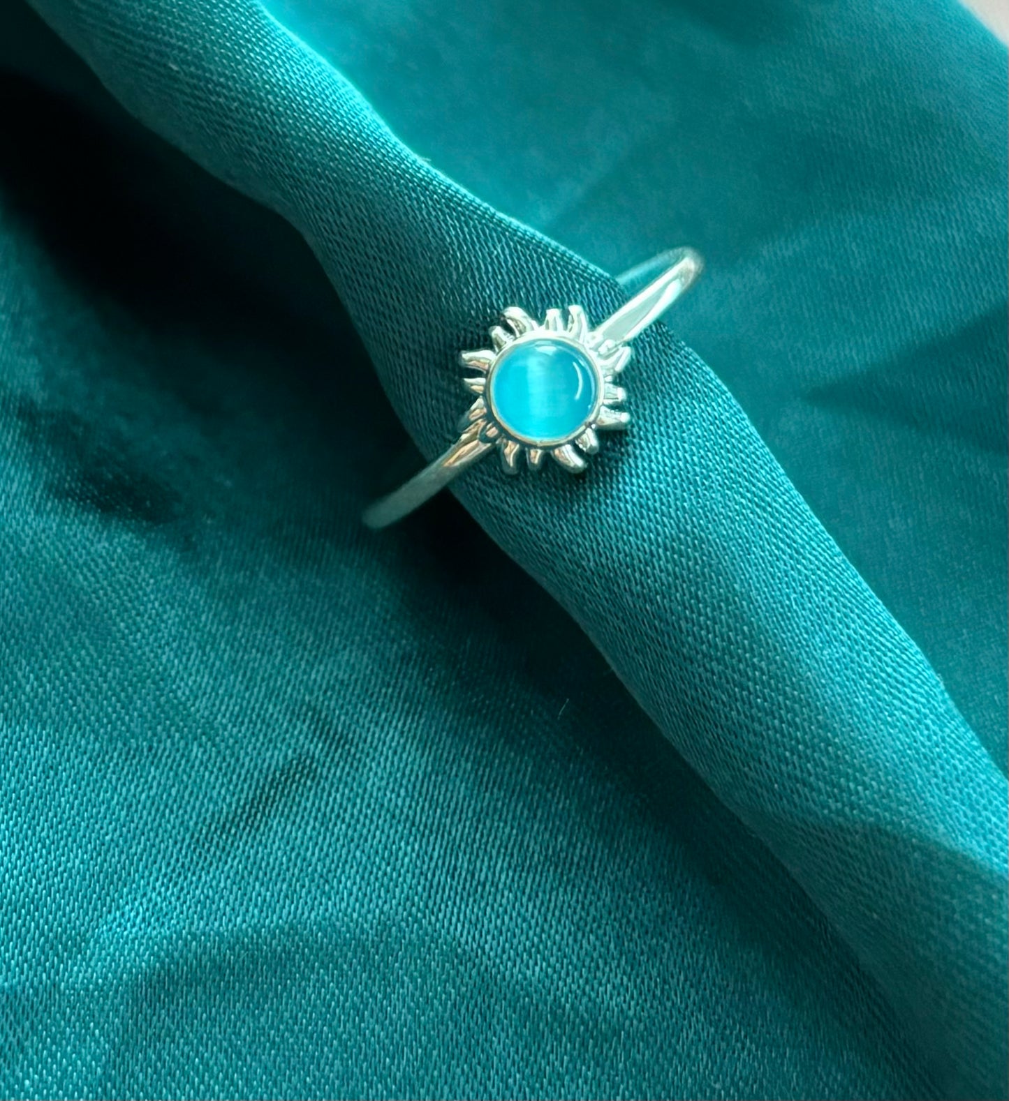 Ring Sun van stainless steel – zilverkleurige ring met blauw steentje, verstelbaar en verkleurt niet, ook verkrijgbaar in goudkleur
