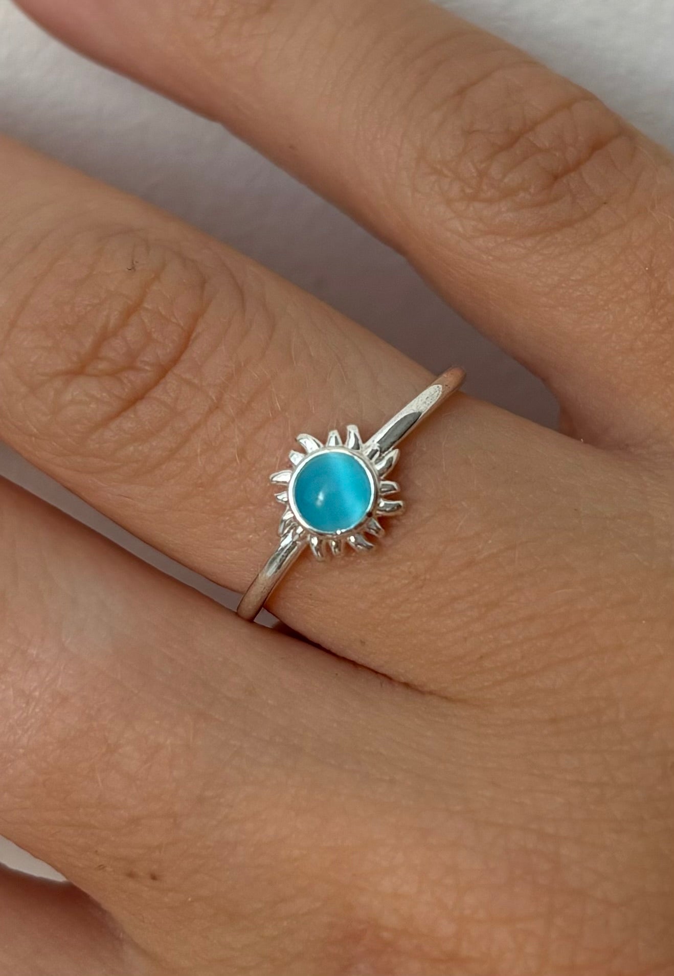 Ring Sun van stainless steel – zilverkleurige ring met blauw steentje, verstelbaar en verkleurt niet, ook verkrijgbaar in goudkleur