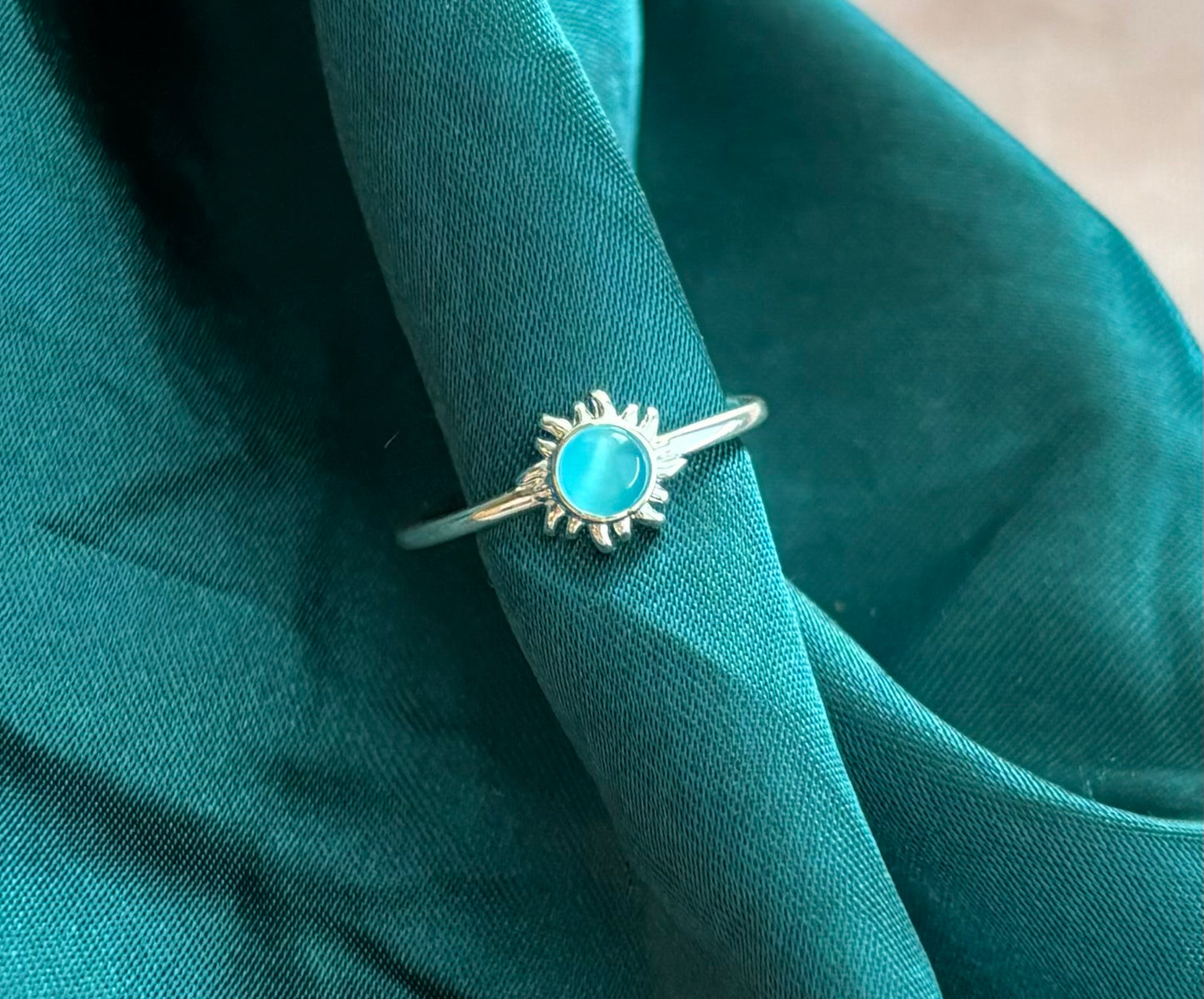 Ring Sun van stainless steel – zilverkleurige ring met blauw steentje, verstelbaar en verkleurt niet, ook verkrijgbaar in goudkleur