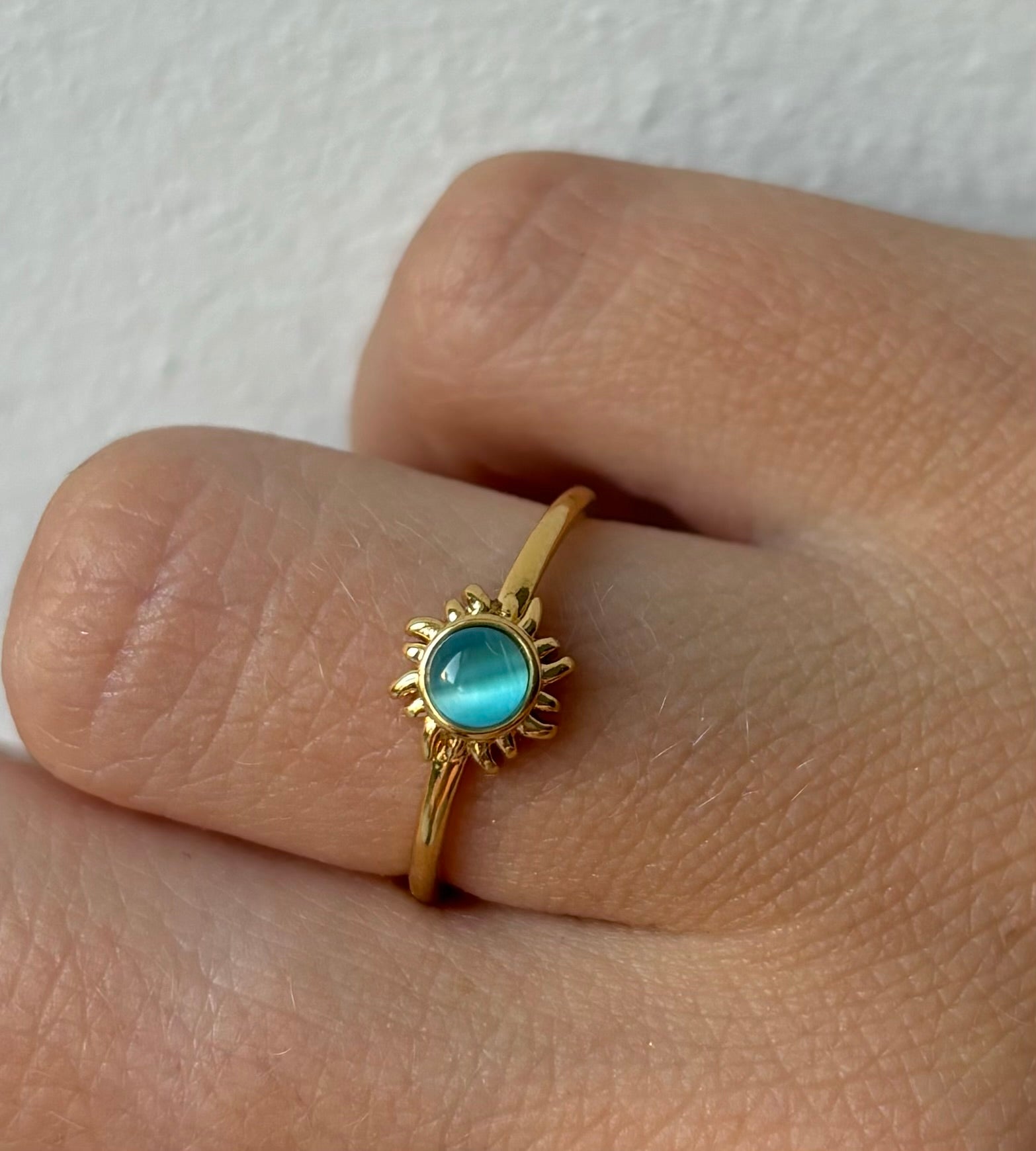 Ring Sun van stainless steel – Goudkleurige ring met blauw steentje, verstelbaar en verkleurt niet, ook verkrijgbaar in Zilverkleur