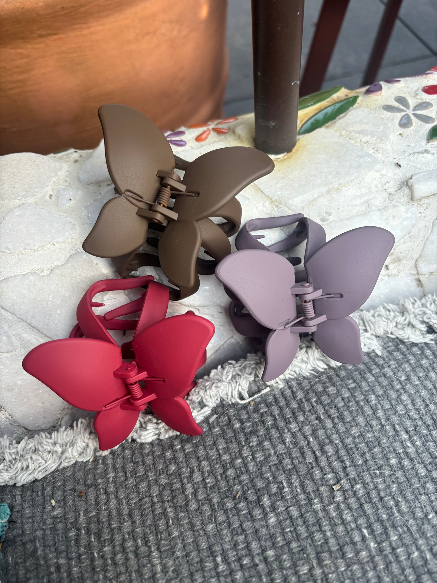 Vlinder Clips van FaabsJewellery – stijlvolle haarclips, verkrijgbaar in paars, bruin, en wijnrood, comfortabel materiaal voor dagelijks gebruik of speciale gelegenheden