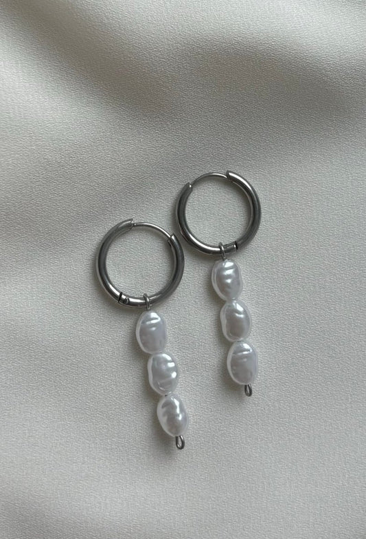 Oorbel Pearl Drop van stainless steel – handgemaakt, verkrijgbaar in zilver en goud, stijlvolle oorbel met parel voor een elegante look