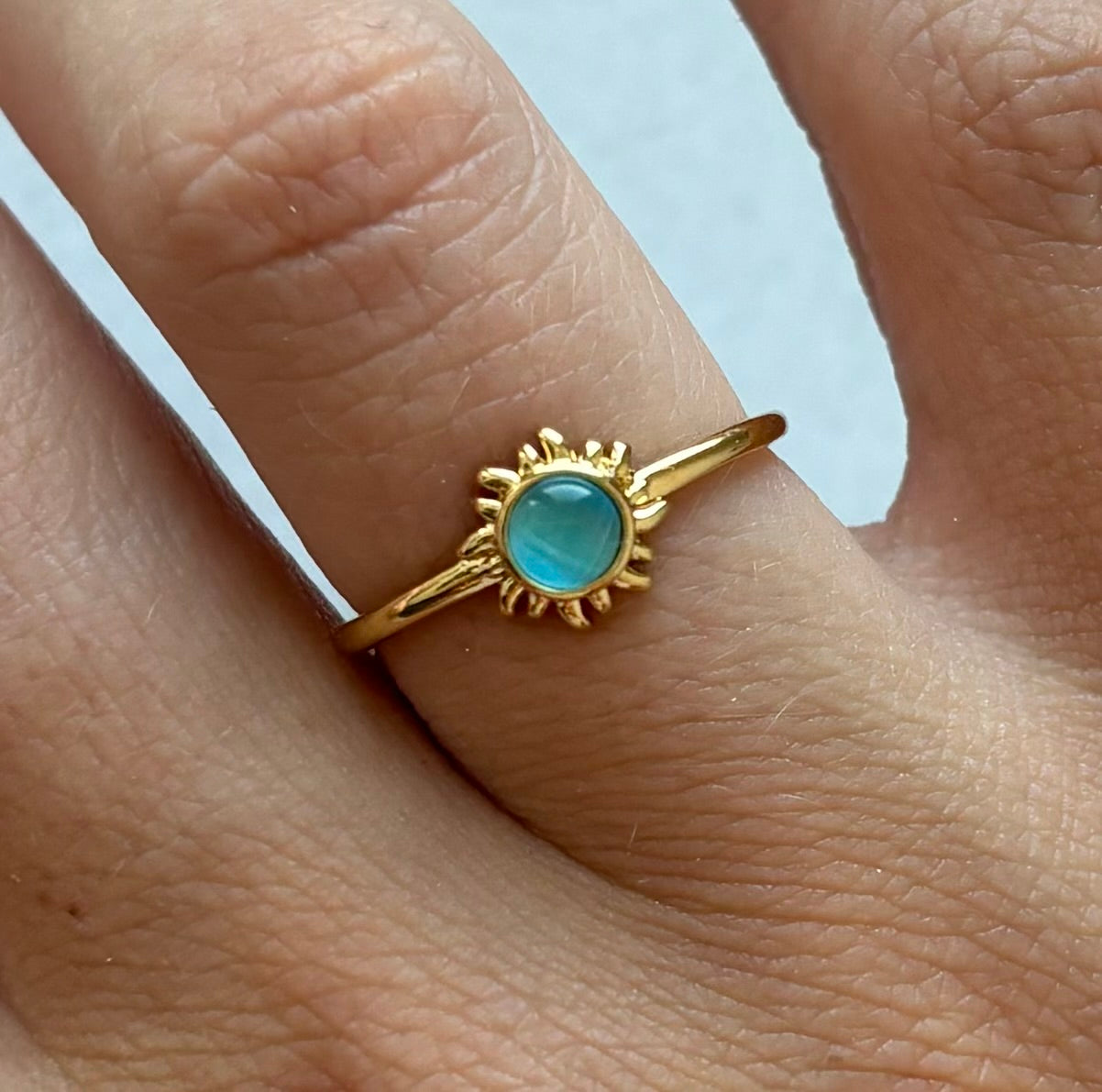 Ring Sun van stainless steel – Goudkleurige ring met blauw steentje, verstelbaar en verkleurt niet, ook verkrijgbaar in Zilverkleur