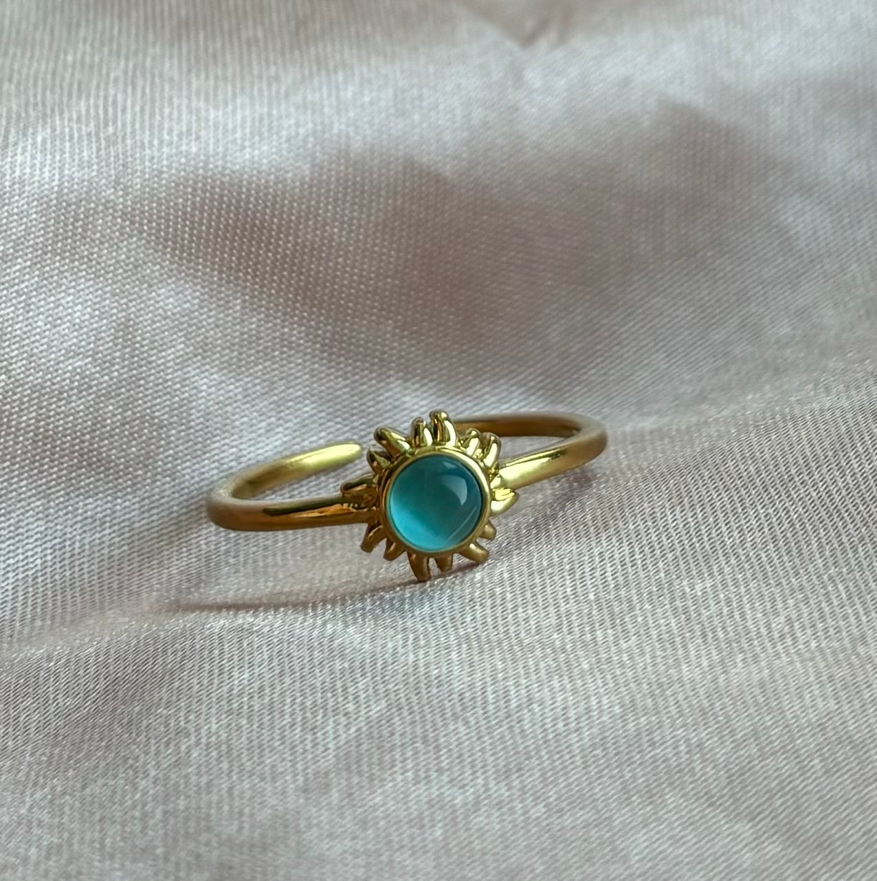 Ring Sun van stainless steel – Goudkleurige ring met blauw steentje, verstelbaar en verkleurt niet, ook verkrijgbaar in Zilverkleur