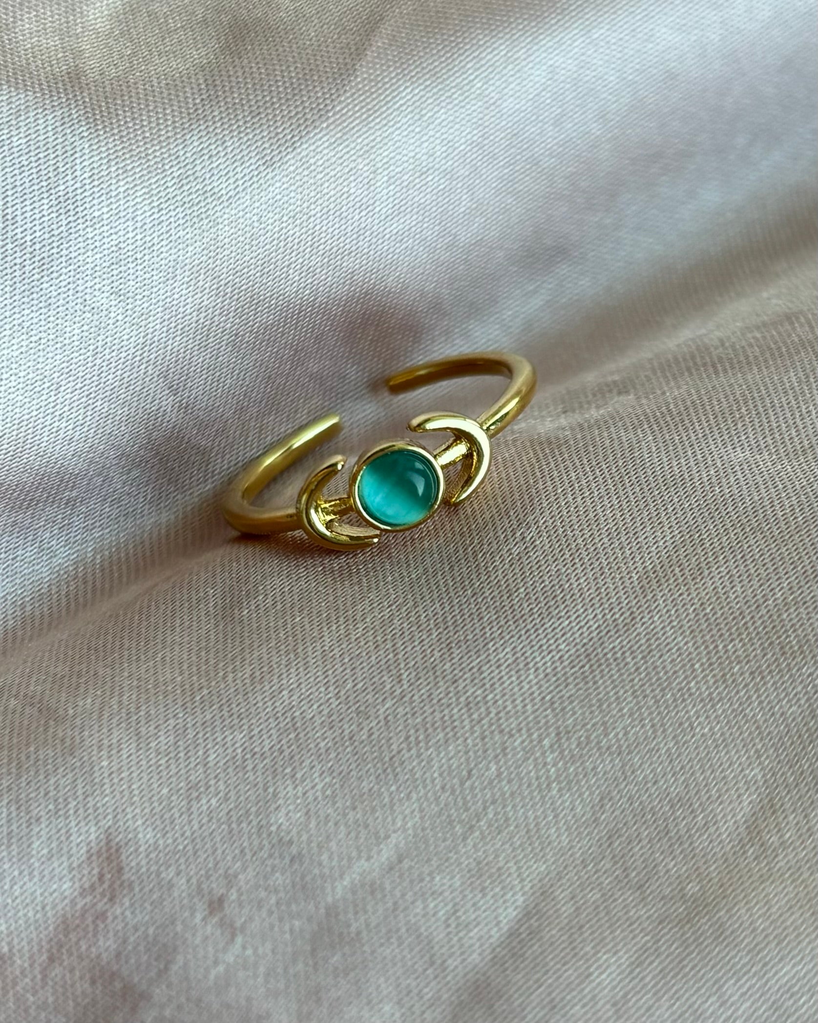 Ring Sun & Moon van stainless steel – Goudkleurige ring met blauw steentje, verstelbaar en verkleurt niet, ook verkrijgbaar in Zilverkleur