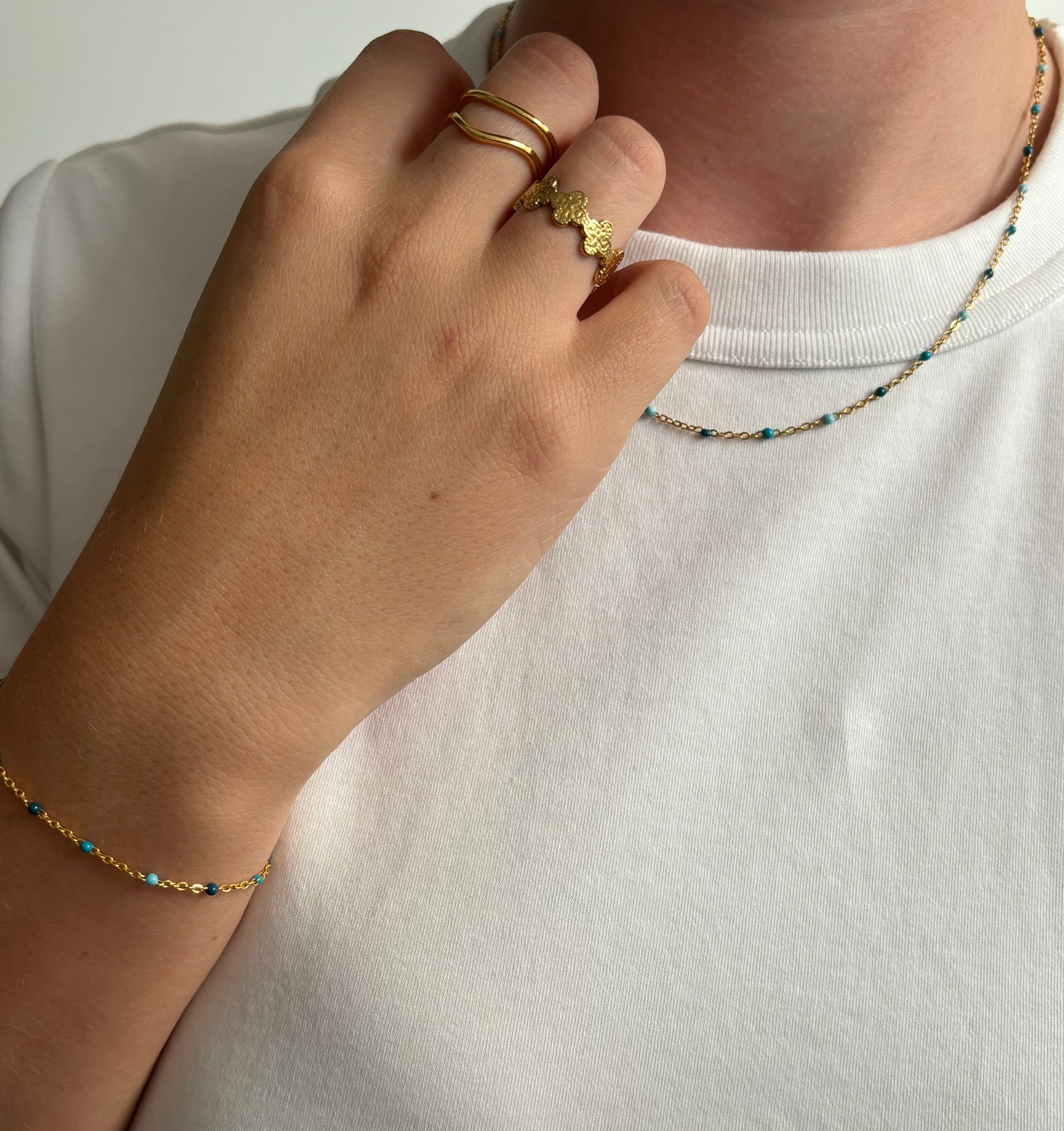 Trendy Ketting Colours van Stainless Steel met kleurenaccenten, verkrijgbaar in blauw en roze – combineer met bijpassende Colours armbanden voor een complete look